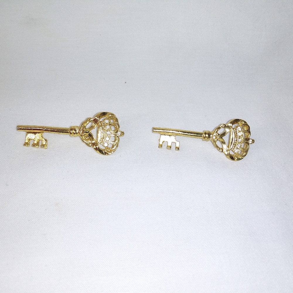 Gold tone key brooch lot of 2